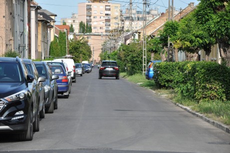 Egyirányúsítás a parkoló autók miatt a Móricz Zsigmond utcában